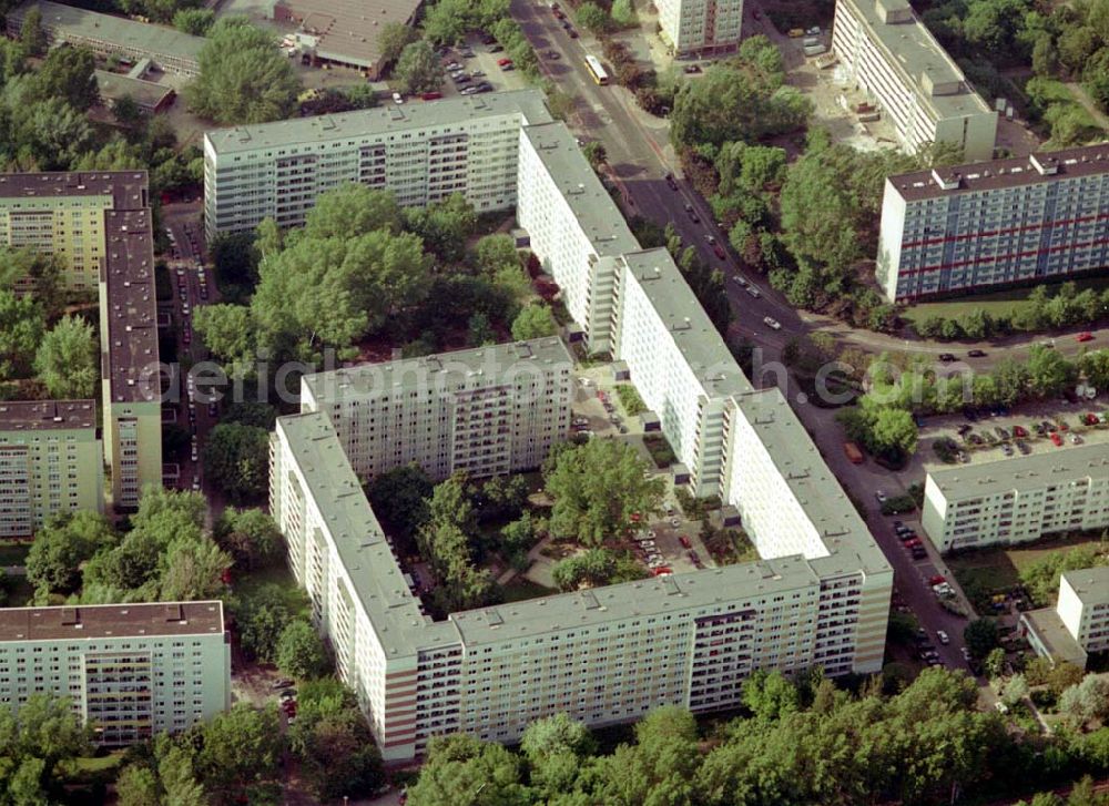 Berlin Lichtenberg from above - Wohnsiedlung der PRIMA Wohnbauten Privatisierungsmanagement GmbH Mellenseestr. 42-62,