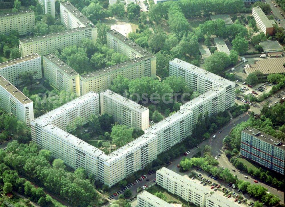 Berlin Lichtenberg from the bird's eye view: Wohnsiedlung der PRIMA Wohnbauten Privatisierungsmanagement GmbH Mellenseestr. 42-62,