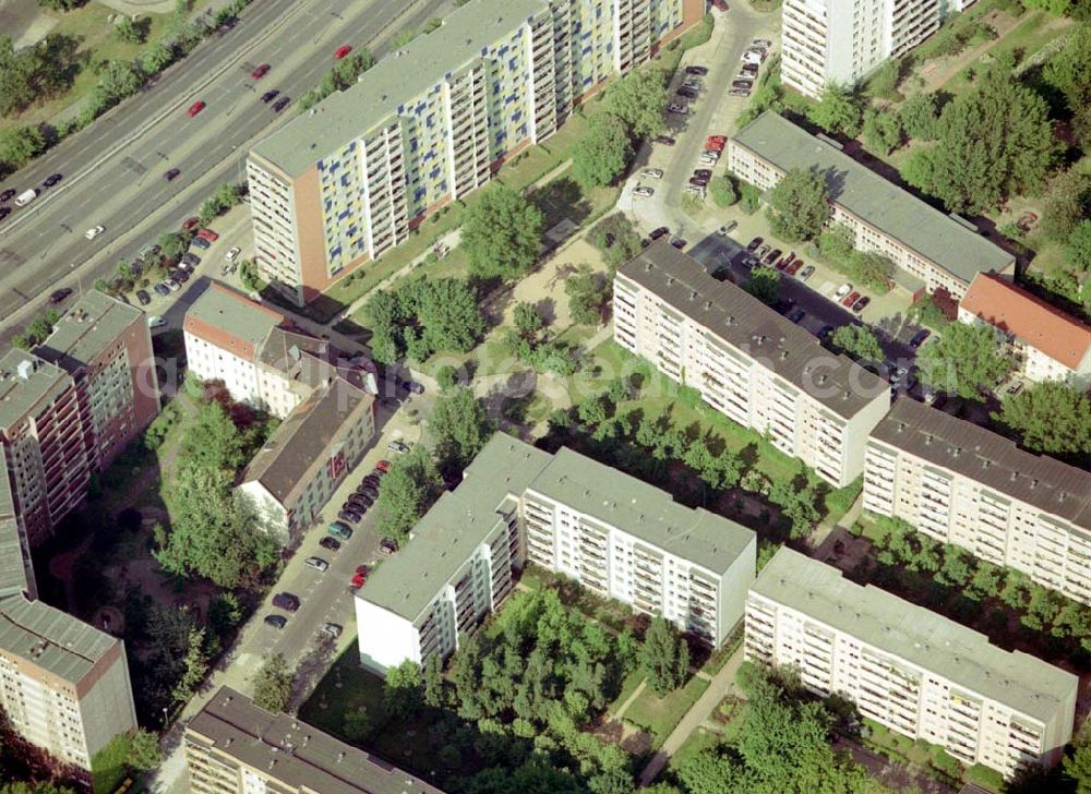 Berlin Lichtenberg from the bird's eye view: Wohnsiedlung der PRIMA Wohnbauten Privatisierungsmanagement GmbH Köpitzer Str. 1-11,