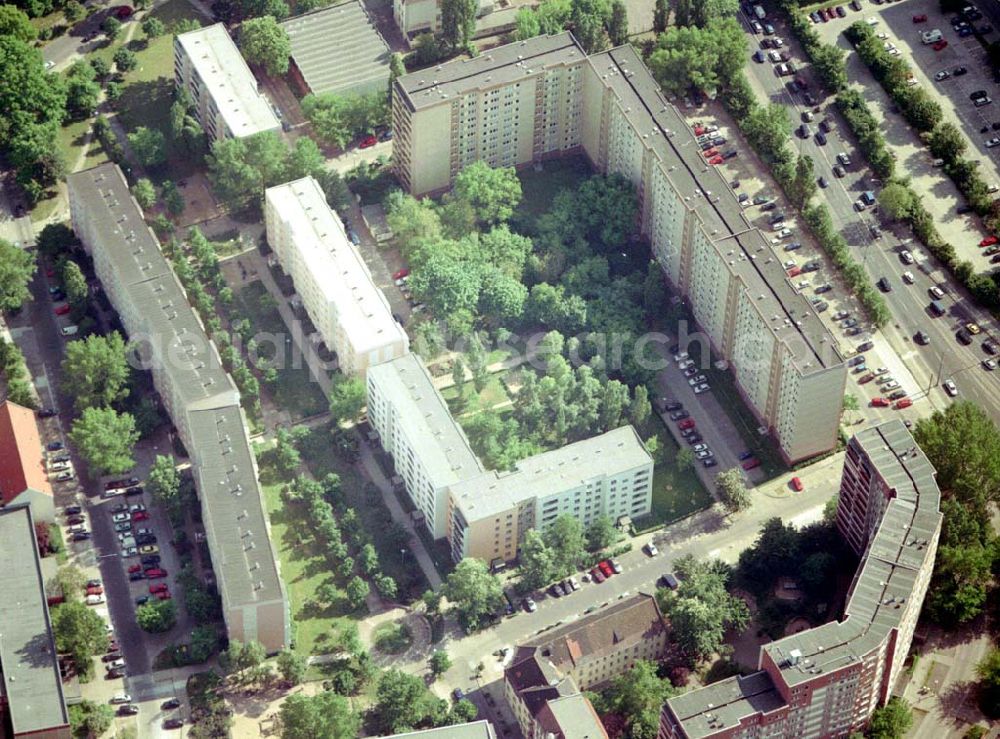 Berlin Lichtenberg from the bird's eye view: Wohnsiedlung der PRIMA Wohnbauten Privatisierungsmanagement GmbH Köpitzer Str. 1-11,