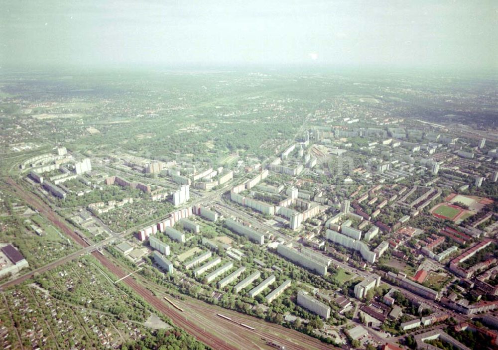 Berlin Lichtenberg from above - Wohnsiedlung der PRIMA Wohnbauten Privatisierungsmanagement GmbH Rosenfelder Ring 65-123,