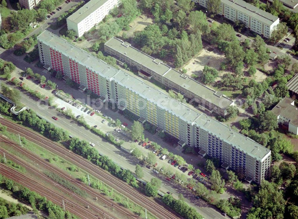 Berlin Lichtenberg from the bird's eye view: Wohnsiedlung der PRIMA Wohnbauten Privatisierungsmanagement GmbH Gensinger Straße 2-22,