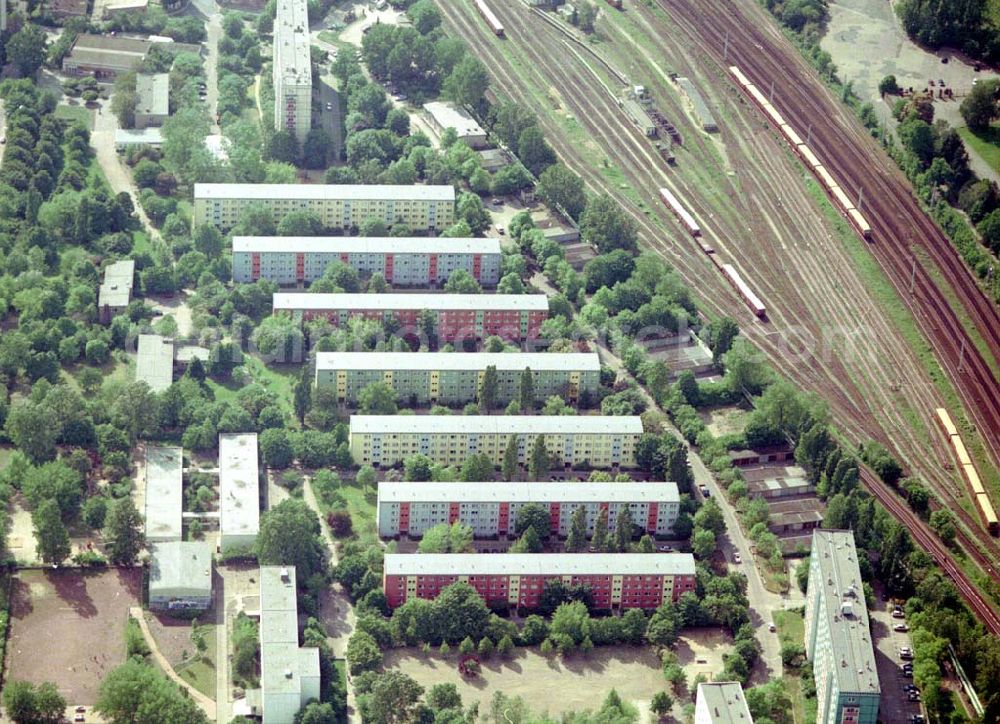 Aerial image Berlin Lichtenberg - 30.05.2004 Berlin Lichtenberg, Blick auf die Gebäude der Rosenfelder Ring 65-99, 125-147, 101-123, 10315 Berlin, der PRIMA Wohnbau Gesellschaft, PRIMA Wohnbauten Privatisierungs-Managemant GmbH Lichtenberg, Kurfürstendamm 32, 10719 Berlin, Tel.: 212497-0, Fax.: 2110170,