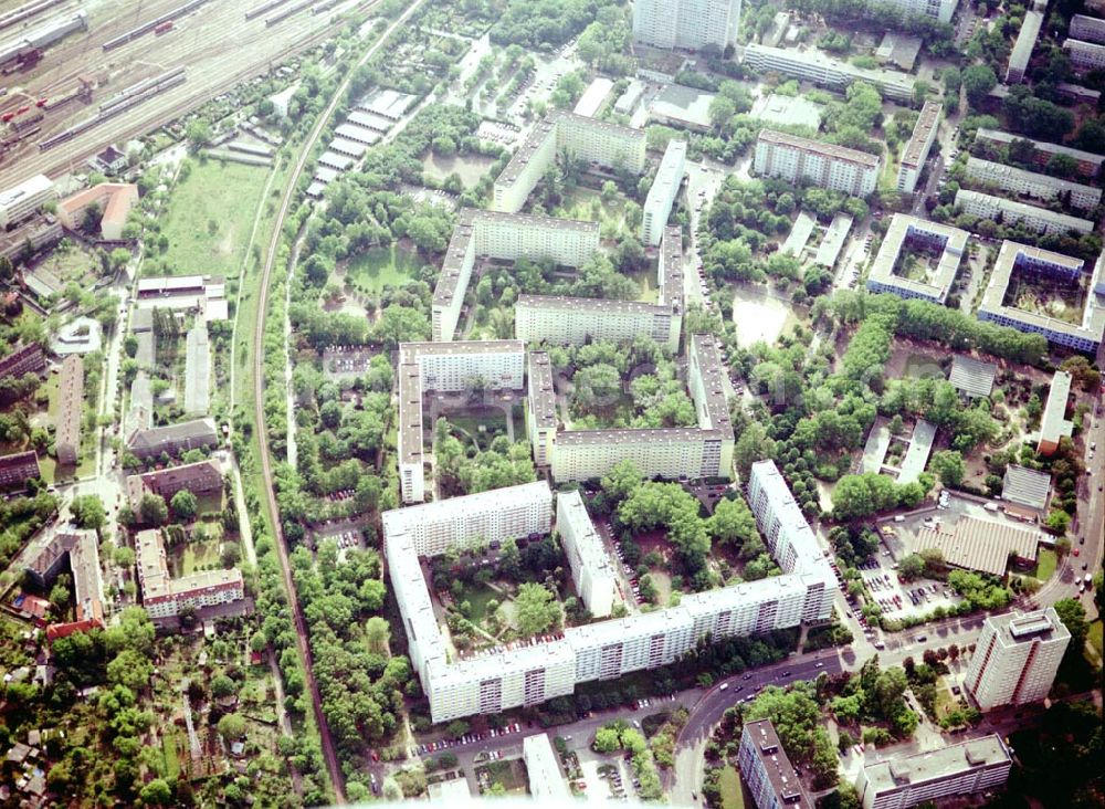 Berlin - Lichtenberg from the bird's eye view: Wohnhausanlage der PRIMA Wohnbauten Privatisierungs GmbH an der Mellenseestr. 42-62, in Berlin Friedrichsfelde / Lichtenberg.