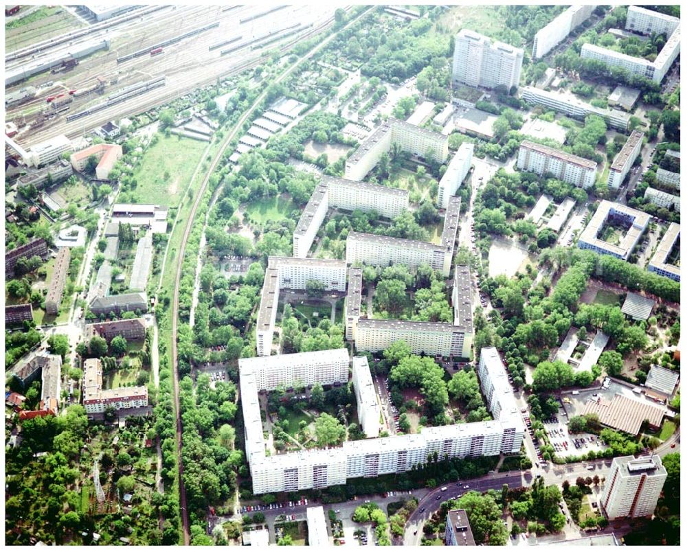 Aerial image Berlin - Lichtenberg - Wohnhausanlage der PRIMA Wohnbauten Privatisierungs GmbH an der Mellenseestr. 42-62, in Berlin Friedrichsfelde / Lichtenberg.