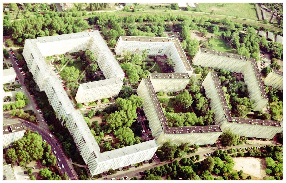 Aerial photograph Berlin - Lichtenberg - Wohnhausanlage der PRIMA Wohnbauten Privatisierungs GmbH an der Mellenseestr. 42-62, in Berlin Friedrichsfelde / Lichtenberg.