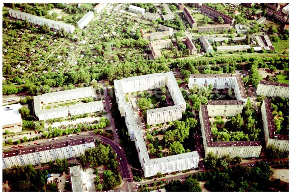 Berlin - Lichtenberg from the bird's eye view: Wohnhausanlage der PRIMA Wohnbauten Privatisierungs GmbH an der Mellenseestr. 42-62, in Berlin Friedrichsfelde / Lichtenberg.