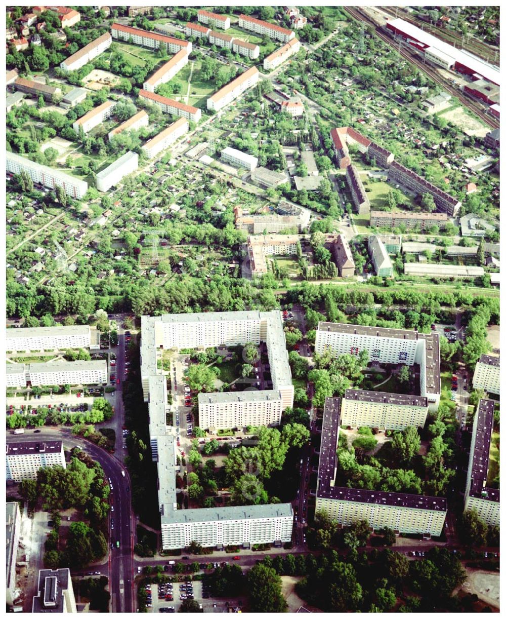 Aerial image Berlin - Lichtenberg - Wohnhausanlage der PRIMA Wohnbauten Privatisierungs GmbH an der Mellenseestr. 42-62, in Berlin Friedrichsfelde / Lichtenberg.