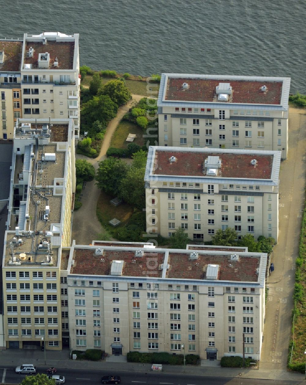 Aerial photograph Berlin - Residential estate on the riverbank of the river Spree in the Koepenick part of the district of Treptow-Koepenick in Berlin in Germany. The estate includes apartments and flats and is located right on the river on Lindenstrasse