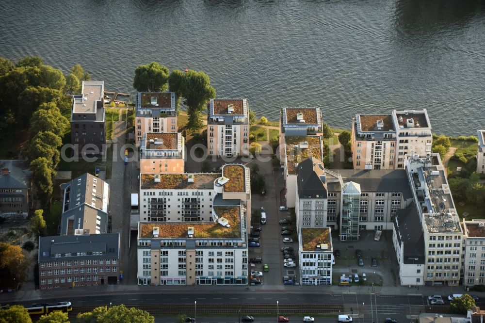 Berlin from the bird's eye view: Residential estate on the riverbank of the river Spree in the Koepenick part of the district of Treptow-Koepenick in Berlin in Germany. The estate includes apartments and flats and is located right on the river on Lindenstrasse