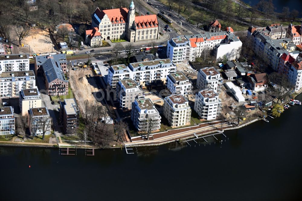 Aerial photograph Berlin - Wintry snowy residential estate on the riverbank of the river Spree in the Koepenick part of the district of Treptow-Koepenick in Berlin in Germany. The estate includes apartments and flats and is located right on the river on Lindenstrasse