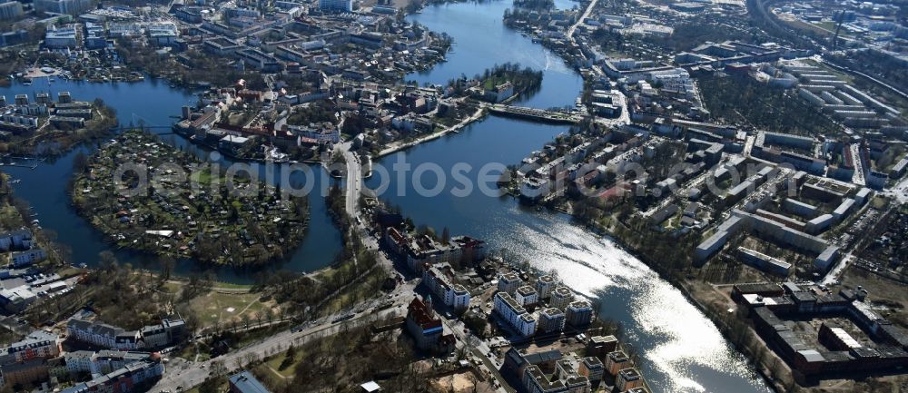 Aerial photograph Berlin - Wintry snowy residential estate on the riverbank of the river Spree in the Koepenick part of the district of Treptow-Koepenick in Berlin in Germany. The estate includes apartments and flats and is located right on the river on Lindenstrasse