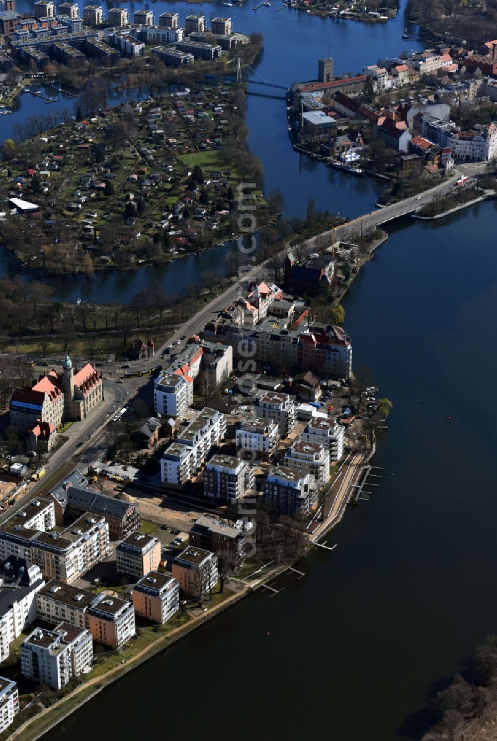 Berlin from the bird's eye view: Wintry snowy residential estate on the riverbank of the river Spree in the Koepenick part of the district of Treptow-Koepenick in Berlin in Germany. The estate includes apartments and flats and is located right on the river on Lindenstrasse