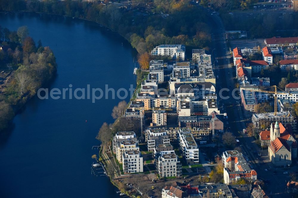 Aerial image Berlin - Wintry snowy residential estate on the riverbank of the river Spree in the Koepenick part of the district of Treptow-Koepenick in Berlin in Germany. The estate includes apartments and flats and is located right on the river on Lindenstrasse