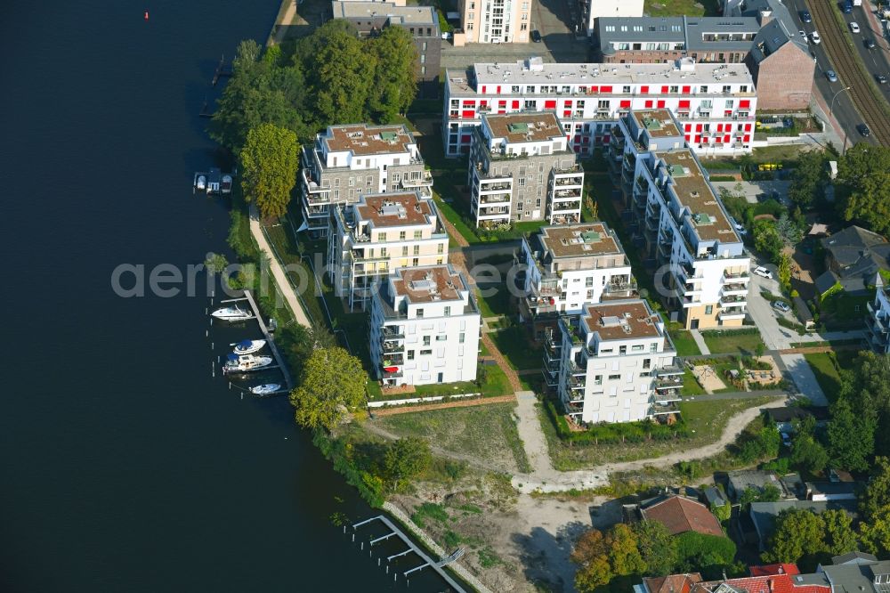 Berlin from the bird's eye view: Wintry snowy residential estate Uferkrone on the riverbank of the river Spree in the Koepenick part of the district of Koepenick in Berlin in Germany