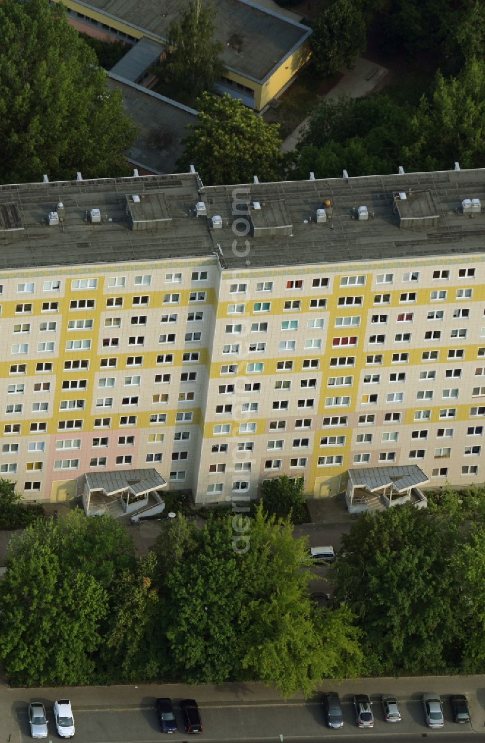 Aerial image Berlin - Residential estate on Wendenschlossstrasse in the Koepenick part of the district of Treptow-Koepenick in Berlin. The multi-storey estate with the yellow-white facade is located in the North of the street and is surrounded by green spaces