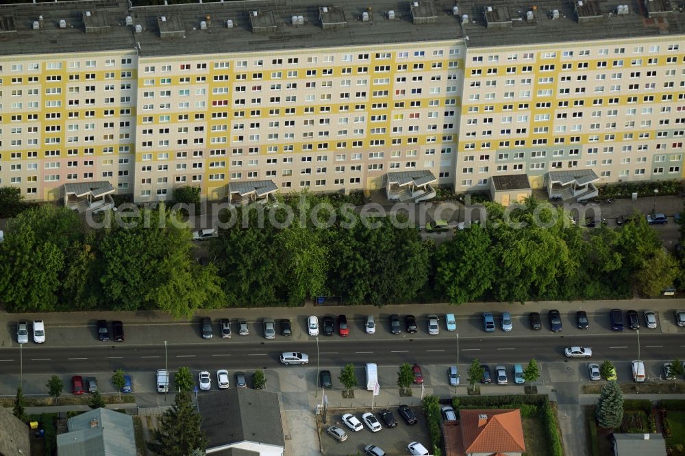 Aerial photograph Berlin - Residential estate on Wendenschlossstrasse in the Koepenick part of the district of Treptow-Koepenick in Berlin. The multi-storey estate with the yellow-white facade is located in the North of the street and is surrounded by green spaces