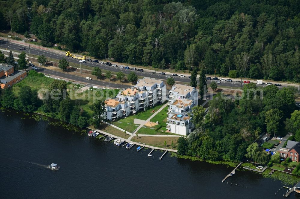 Aerial image Berlin - Residential estate An der Wuhlheide on the riverbank of the river Spree in the Koepenick part of the district of Treptow-Koepenick in Berlin in Germany