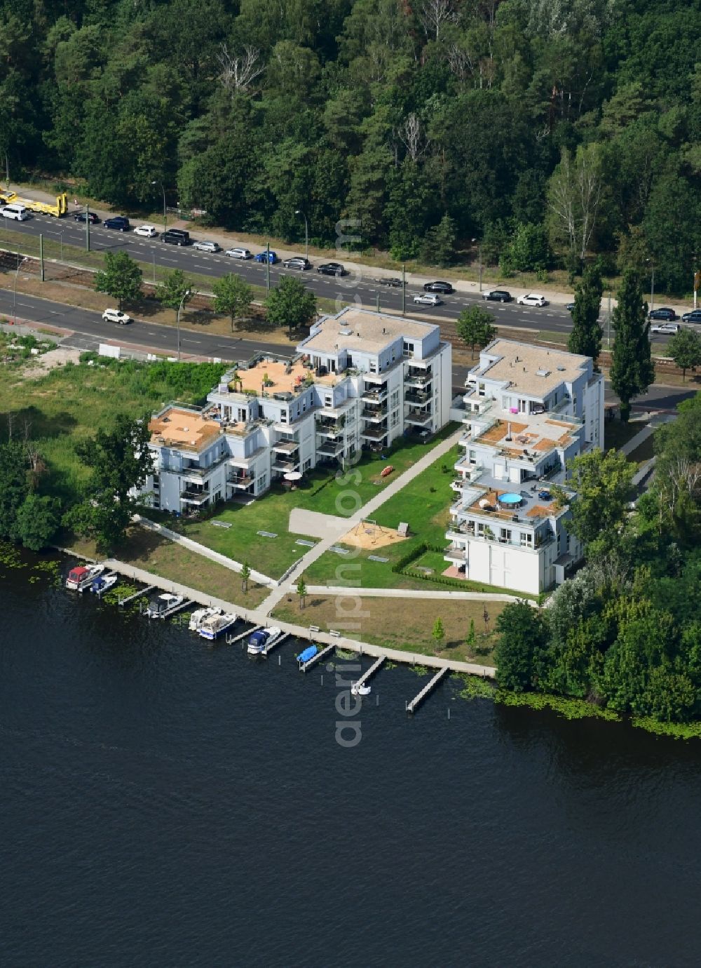 Aerial photograph Berlin - Residential estate An der Wuhlheide on the riverbank of the river Spree in the Koepenick part of the district of Treptow-Koepenick in Berlin in Germany