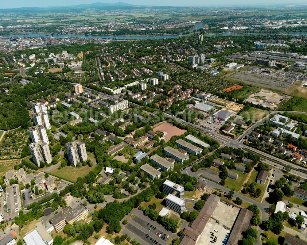 Mainz from the bird's eye view: Residential buildings on Geschwister Scholl Street in Mainz in the state of Rhineland-Palatinate. The high rises area located in the North of the Hechtsheim district and are surrounded by industrial areas and commercial buildings