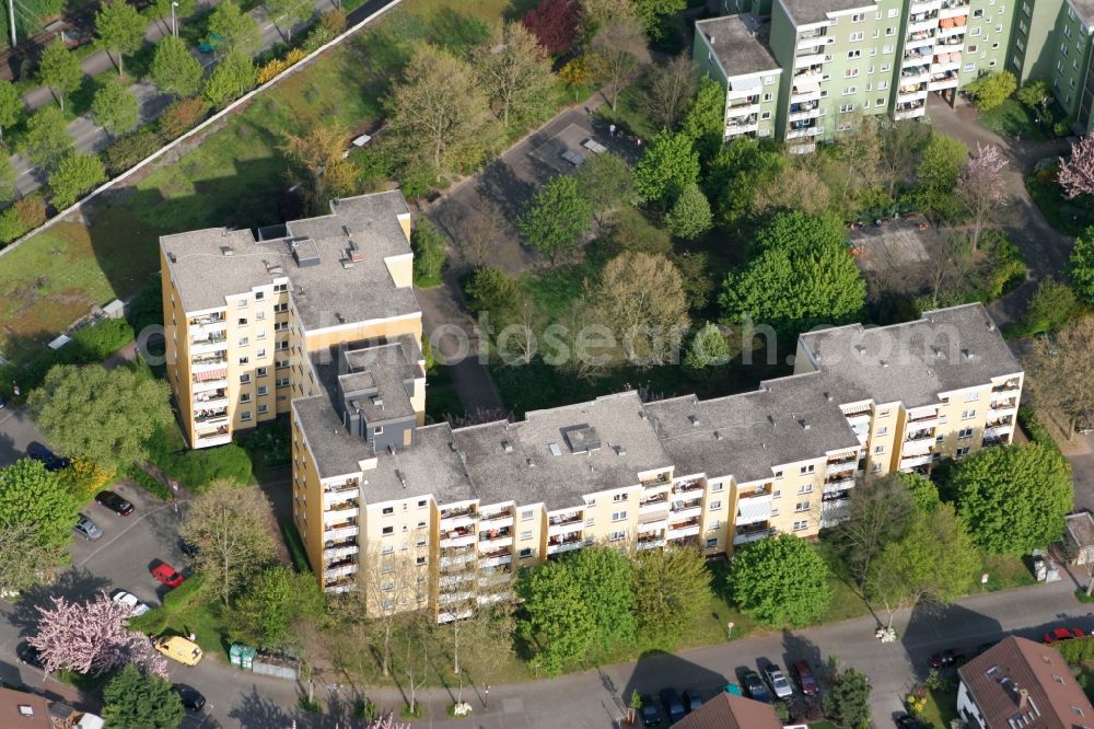 Mainz from the bird's eye view: Residential estates of the Hechtsheim part in the city of Mainz in Rhineland-Palatinate. The district is located in the agriculturally informed South of the state capital and consists largely of residential estates and single family homes. Hechtsheim is the largest district of Mainz