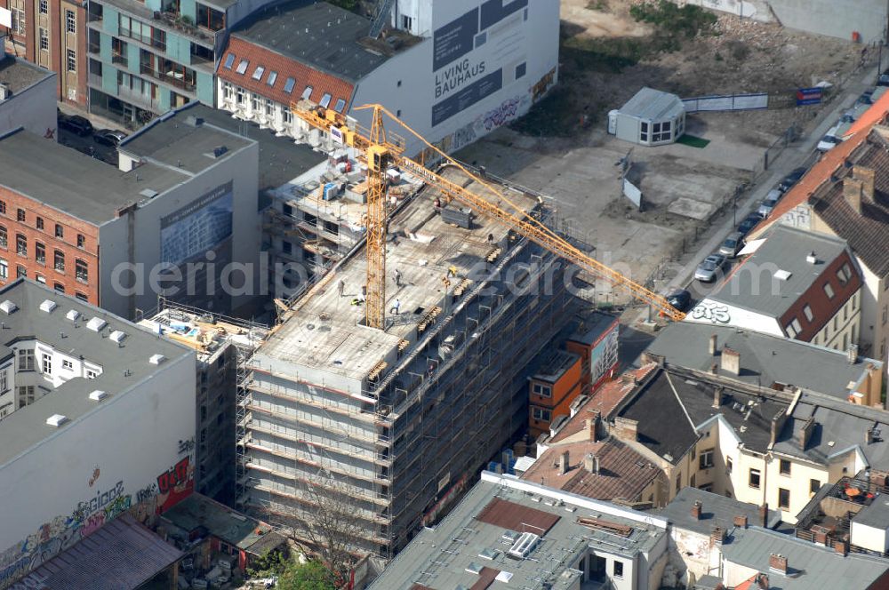 Berlin from the bird's eye view: In der Linienstraße 219 in Mitte läuft der Rohbau für 22 Eigentumswohnungen und drei Townhouses. Das Architekturbüro Gewers & Partner eine deutliche und unabhängige Formensprache gefunden, die der prägnanten Ecklage des Hauses in der Linienstraße entspricht. View of the shell of a house in the line in Berlin.