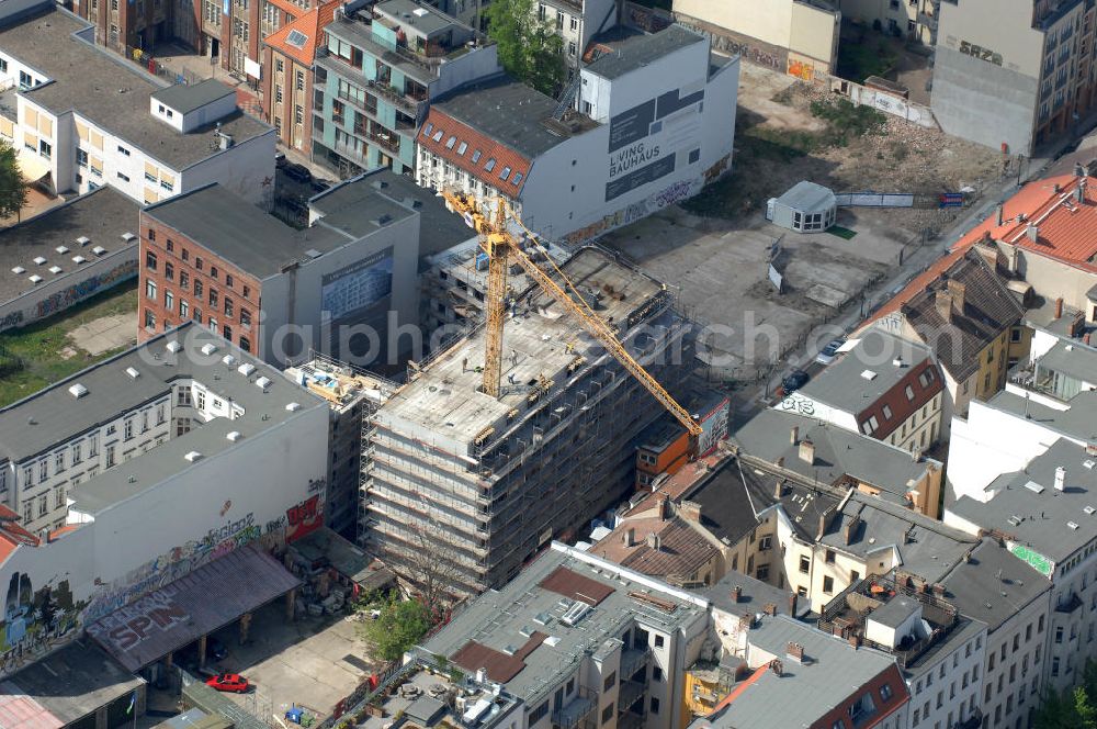 Aerial image Berlin - In der Linienstraße 219 in Mitte läuft der Rohbau für 22 Eigentumswohnungen und drei Townhouses. Das Architekturbüro Gewers & Partner eine deutliche und unabhängige Formensprache gefunden, die der prägnanten Ecklage des Hauses in der Linienstraße entspricht. View of the shell of a house in the line in Berlin.