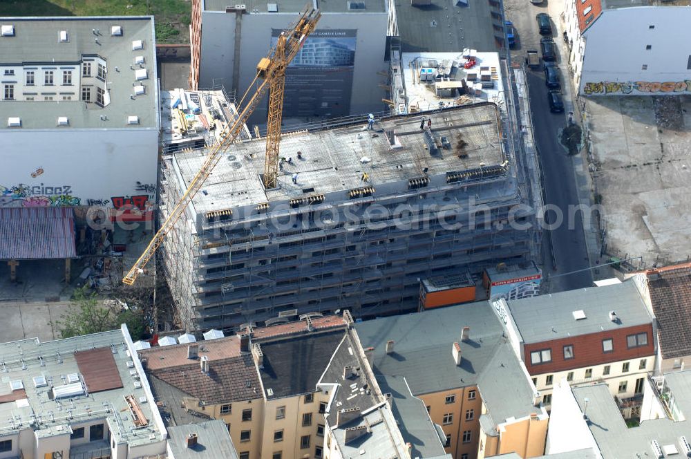 Aerial photograph Berlin - In der Linienstraße 219 in Mitte läuft der Rohbau für 22 Eigentumswohnungen und drei Townhouses. Das Architekturbüro Gewers & Partner eine deutliche und unabhängige Formensprache gefunden, die der prägnanten Ecklage des Hauses in der Linienstraße entspricht. View of the shell of a house in the line in Berlin.