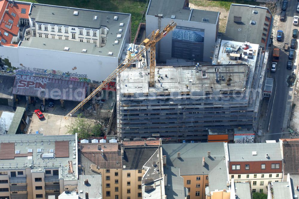 Berlin from above - In der Linienstraße 219 in Mitte läuft der Rohbau für 22 Eigentumswohnungen und drei Townhouses. Das Architekturbüro Gewers & Partner eine deutliche und unabhängige Formensprache gefunden, die der prägnanten Ecklage des Hauses in der Linienstraße entspricht. View of the shell of a house in the line in Berlin.