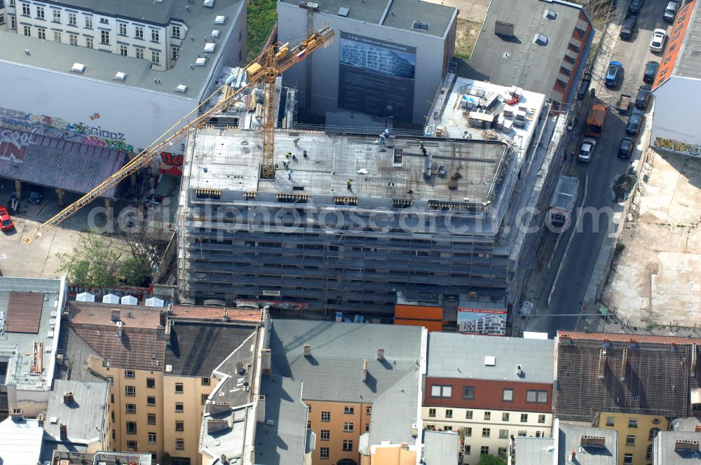 Berlin from the bird's eye view: In der Linienstraße 219 in Mitte läuft der Rohbau für 22 Eigentumswohnungen und drei Townhouses. Das Architekturbüro Gewers & Partner eine deutliche und unabhängige Formensprache gefunden, die der prägnanten Ecklage des Hauses in der Linienstraße entspricht. View of the shell of a house in the line in Berlin.