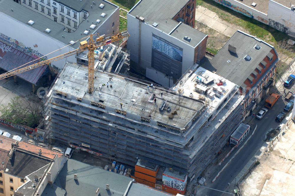 Aerial image Berlin - In der Linienstraße 219 in Mitte läuft der Rohbau für 22 Eigentumswohnungen und drei Townhouses. Das Architekturbüro Gewers & Partner eine deutliche und unabhängige Formensprache gefunden, die der prägnanten Ecklage des Hauses in der Linienstraße entspricht. View of the shell of a house in the line in Berlin.