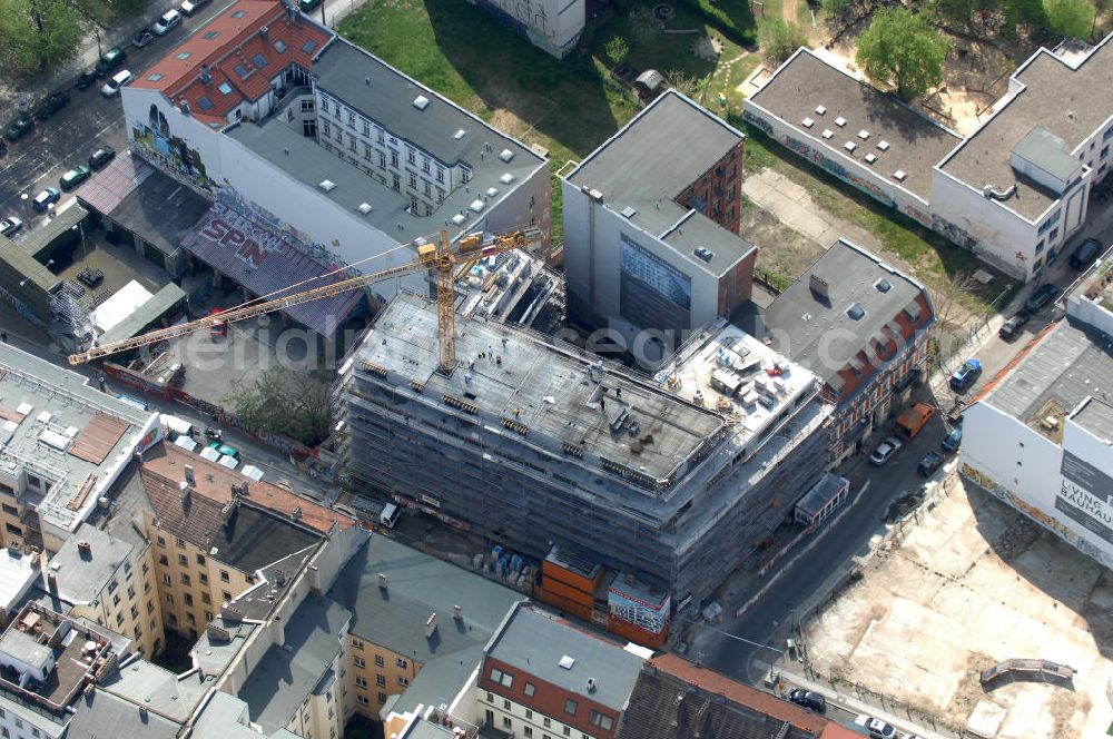 Aerial photograph Berlin - In der Linienstraße 219 in Mitte läuft der Rohbau für 22 Eigentumswohnungen und drei Townhouses. Das Architekturbüro Gewers & Partner eine deutliche und unabhängige Formensprache gefunden, die der prägnanten Ecklage des Hauses in der Linienstraße entspricht. View of the shell of a house in the line in Berlin.