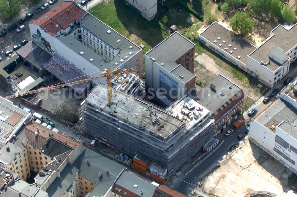 Berlin from above - In der Linienstraße 219 in Mitte läuft der Rohbau für 22 Eigentumswohnungen und drei Townhouses. Das Architekturbüro Gewers & Partner eine deutliche und unabhängige Formensprache gefunden, die der prägnanten Ecklage des Hauses in der Linienstraße entspricht. View of the shell of a house in the line in Berlin.