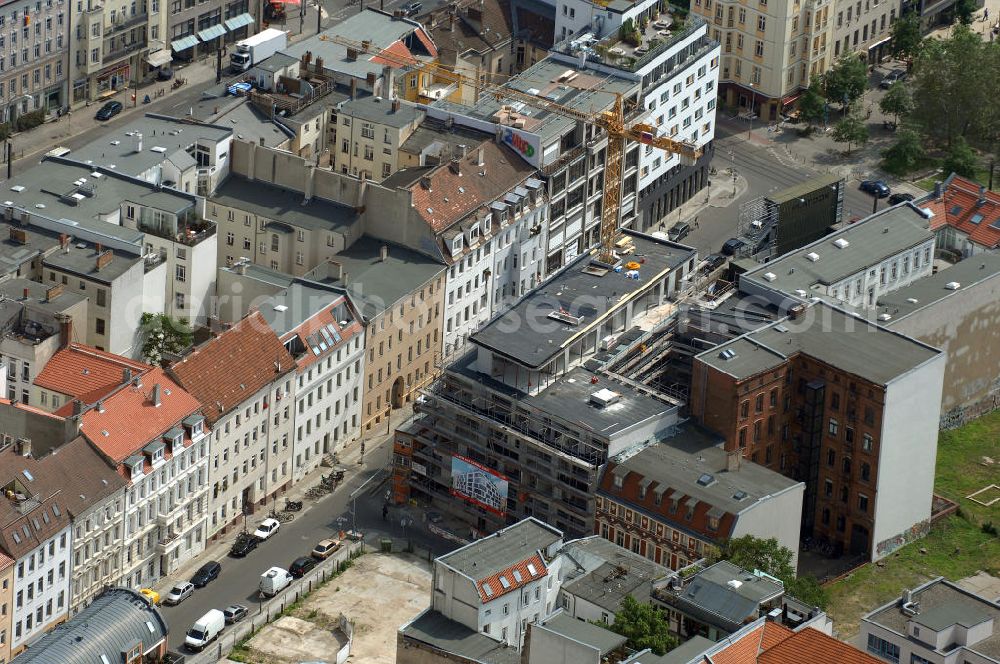 Berlin from above - In der Linienstraße 219 in Mitte läuft der Rohbau für 22 Eigentumswohnungen und drei Townhouses. Das Architekturbüro Gewers & Partner eine deutliche und unabhängige Formensprache gefunden, die der prägnanten Ecklage des Hauses in der Linienstraße entspricht. View of the shell of a house in the line in Berlin.