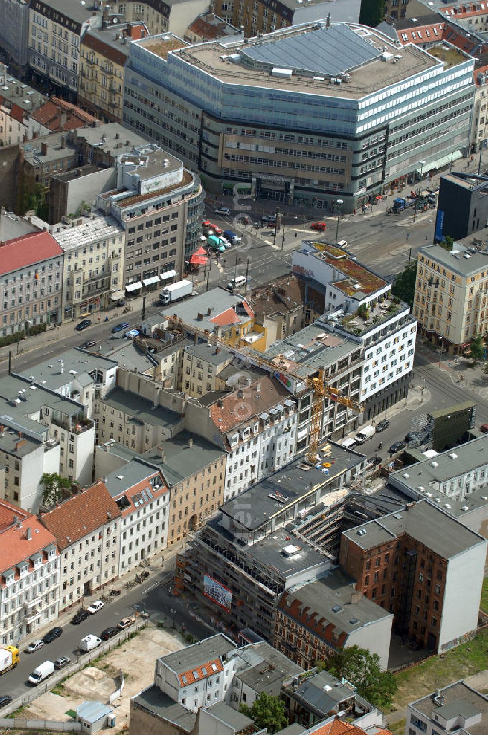 Berlin from the bird's eye view: In der Linienstraße 219 in Mitte läuft der Rohbau für 22 Eigentumswohnungen und drei Townhouses. Das Architekturbüro Gewers & Partner eine deutliche und unabhängige Formensprache gefunden, die der prägnanten Ecklage des Hauses in der Linienstraße entspricht. View of the shell of a house in the line in Berlin.