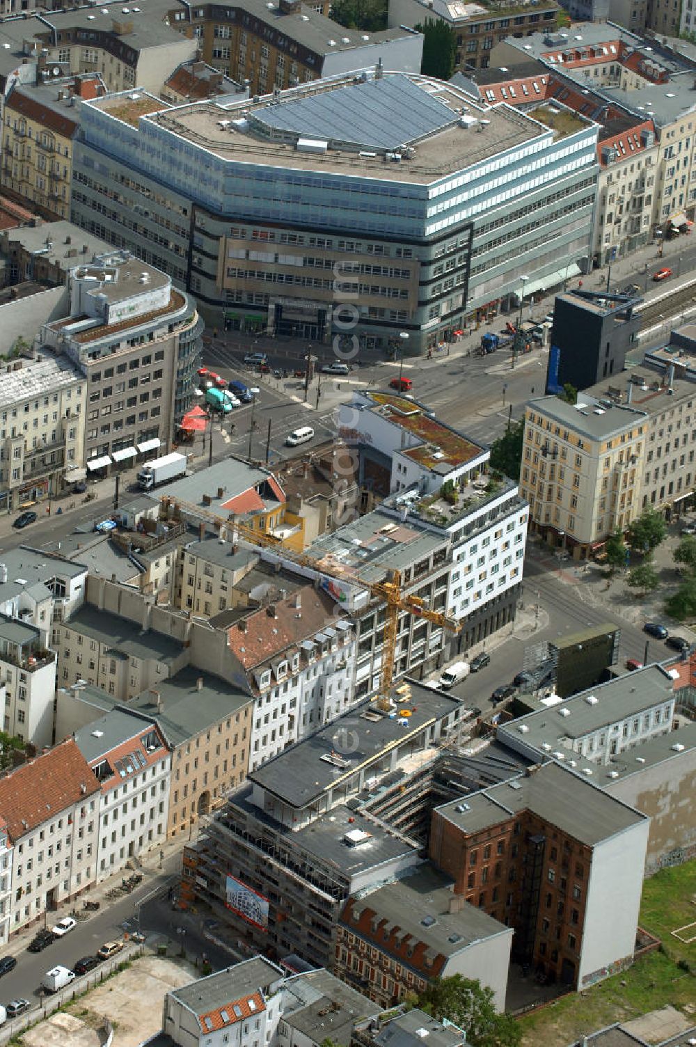 Aerial image Berlin - In der Linienstraße 219 in Mitte läuft der Rohbau für 22 Eigentumswohnungen und drei Townhouses. Das Architekturbüro Gewers & Partner eine deutliche und unabhängige Formensprache gefunden, die der prägnanten Ecklage des Hauses in der Linienstraße entspricht. View of the shell of a house in the line in Berlin.