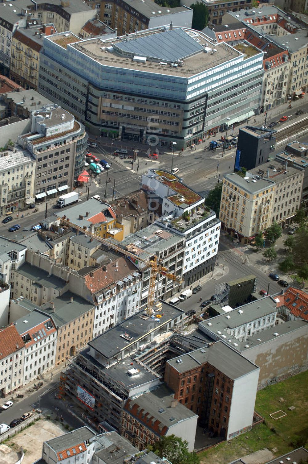 Aerial photograph Berlin - In der Linienstraße 219 in Mitte läuft der Rohbau für 22 Eigentumswohnungen und drei Townhouses. Das Architekturbüro Gewers & Partner eine deutliche und unabhängige Formensprache gefunden, die der prägnanten Ecklage des Hauses in der Linienstraße entspricht. View of the shell of a house in the line in Berlin.