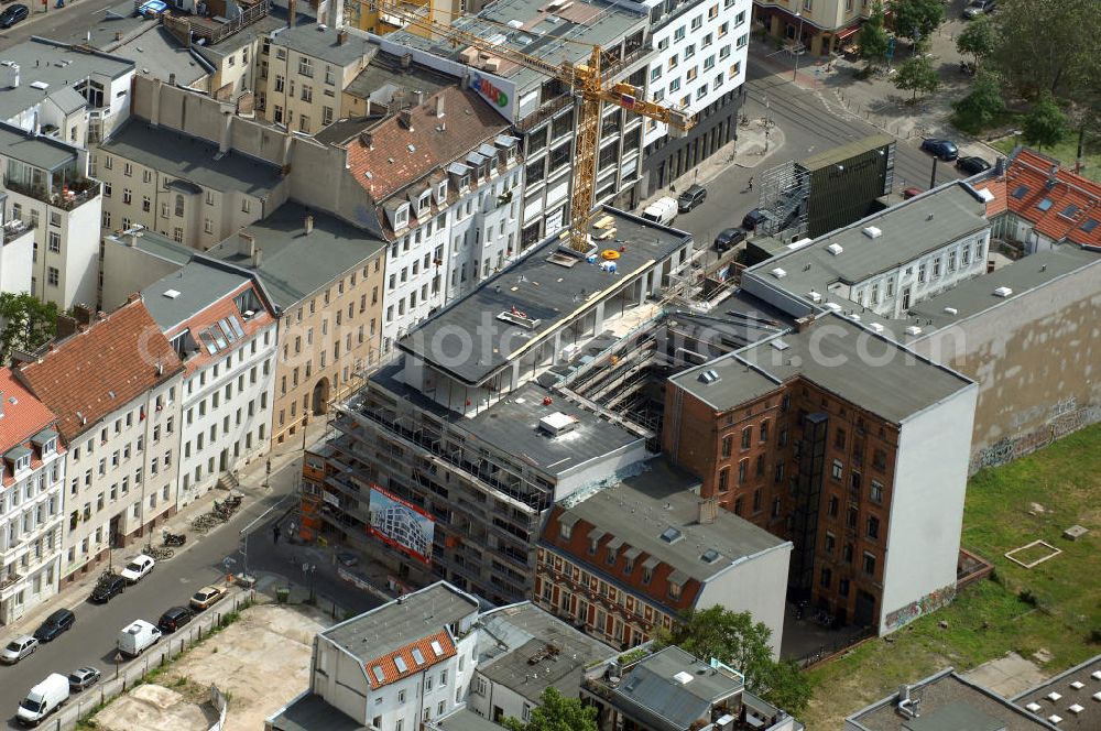 Berlin from above - In der Linienstraße 219 in Mitte läuft der Rohbau für 22 Eigentumswohnungen und drei Townhouses. Das Architekturbüro Gewers & Partner eine deutliche und unabhängige Formensprache gefunden, die der prägnanten Ecklage des Hauses in der Linienstraße entspricht. View of the shell of a house in the line in Berlin.