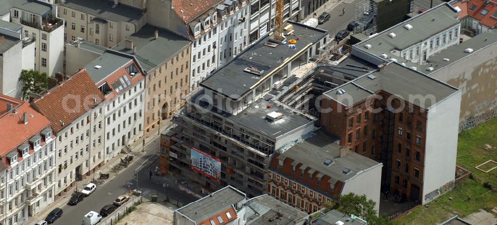 Berlin from the bird's eye view: In der Linienstraße 219 in Mitte läuft der Rohbau für 22 Eigentumswohnungen und drei Townhouses. Das Architekturbüro Gewers & Partner eine deutliche und unabhängige Formensprache gefunden, die der prägnanten Ecklage des Hauses in der Linienstraße entspricht. View of the shell of a house in the line in Berlin.