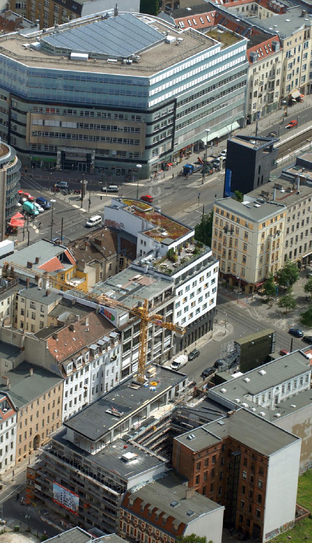 Aerial image Berlin - In der Linienstraße 219 in Mitte läuft der Rohbau für 22 Eigentumswohnungen und drei Townhouses. Das Architekturbüro Gewers & Partner eine deutliche und unabhängige Formensprache gefunden, die der prägnanten Ecklage des Hauses in der Linienstraße entspricht. View of the shell of a house in the line in Berlin.