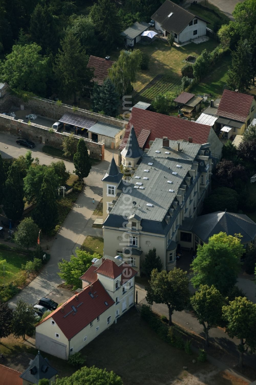 Zehringen from the bird's eye view: Home for disabled people Gut Zehringen in Zehringen in the state of Saxony-Anhalt. The estate and premises are located on site of a former agricultural mansion in the center of the village