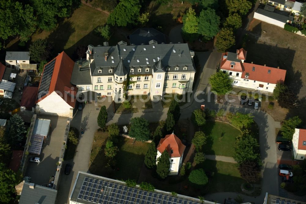 Zehringen from the bird's eye view: Home for disabled people Gut Zehringen in Zehringen in the state of Saxony-Anhalt. The estate and premises are located on site of a former agricultural mansion in the center of the village