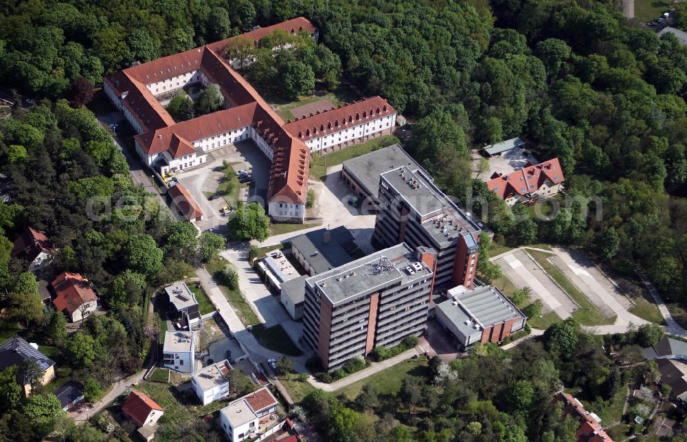 Aerial photograph Halle / Saale - Studentenwohnheim und das Physikgebäude der Martin-Luther-Universität Halle-Wittenberg am hohen Weg in Halle, Sachsen Anhalt. Student hostel and the physics building of the Martin Luther University Halle Wittenberg in Halle, Saxony-Anhalt.