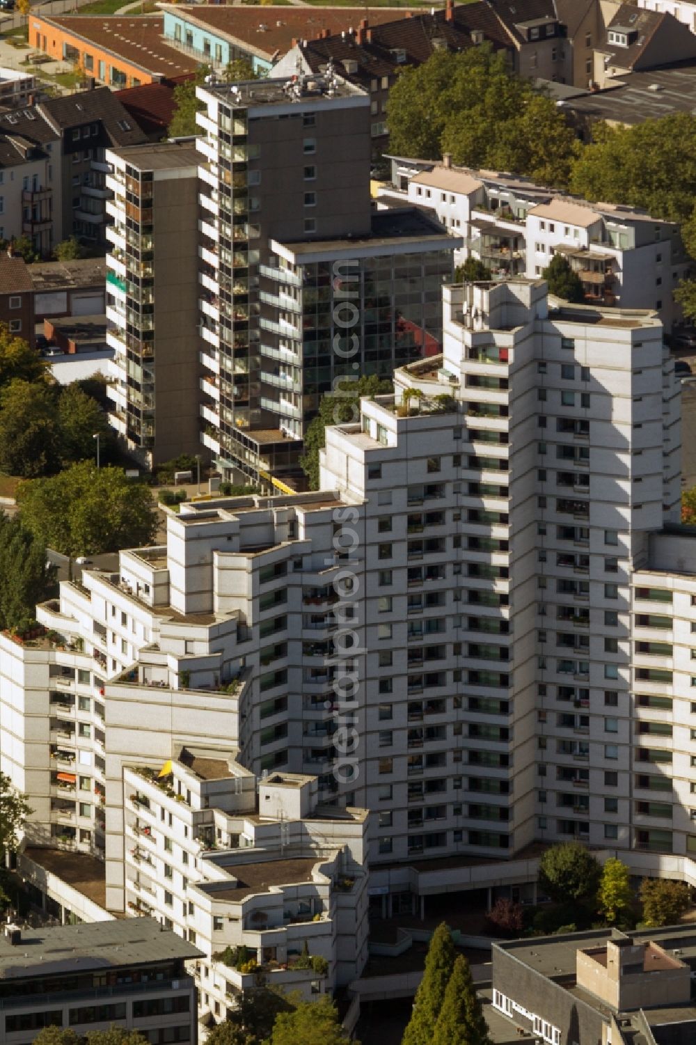 Aerial image Gelsenkirchen - View onto the residential tower Weißer Riese in Gelsenkirchen in the state North Rhine-Westphalia. In front of the White Giant the building of the adult education centre with the city library is located