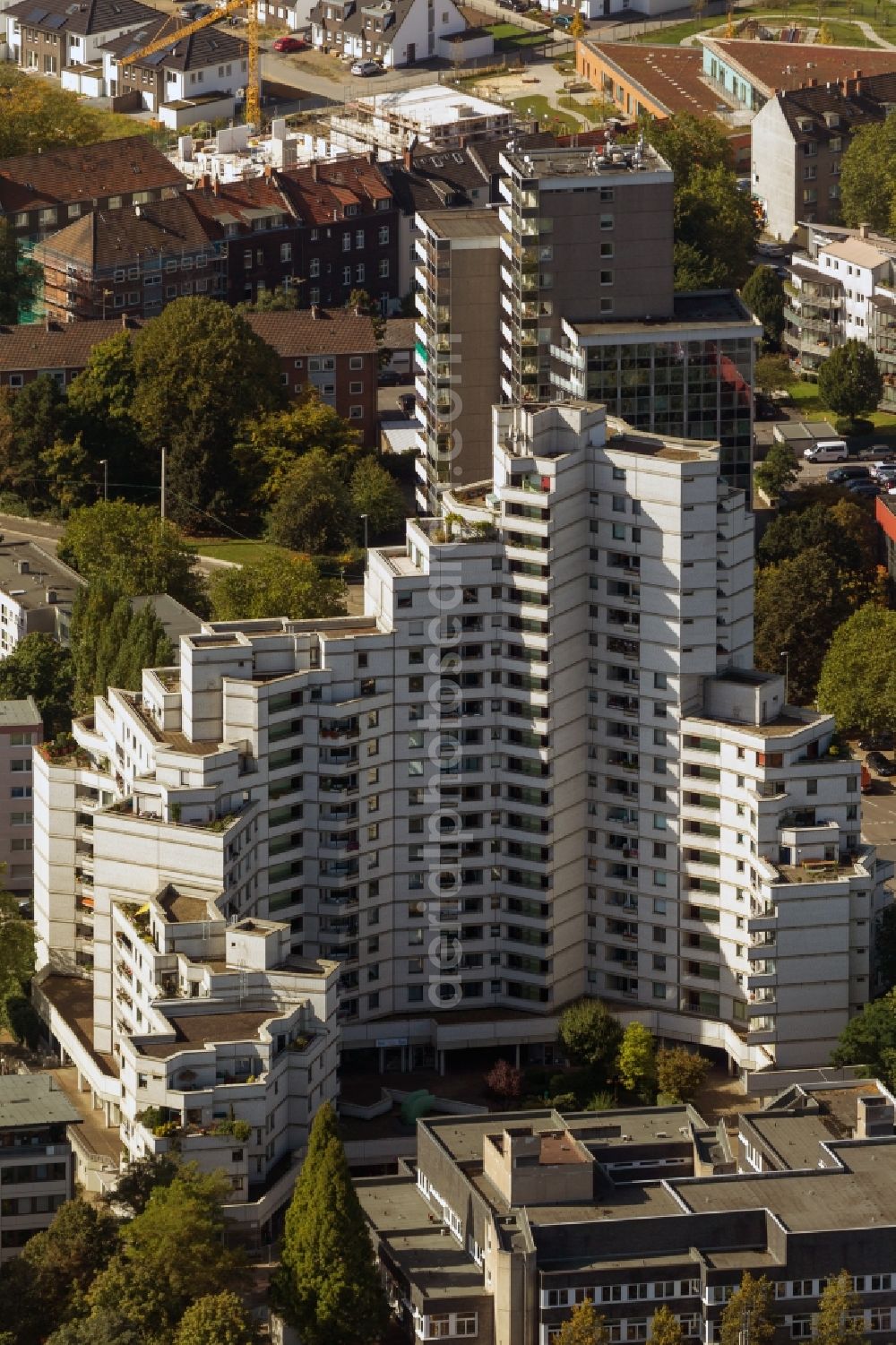 Aerial photograph Gelsenkirchen - View onto the residential tower Weißer Riese in Gelsenkirchen in the state North Rhine-Westphalia. In front of the White Giant the building of the adult education centre with the city library is located