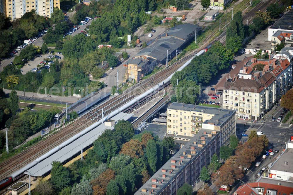 Berlin Prenzlauer Berg from above - Wohnhäuser / Mehrfamilienhäuser am Bahnhof Greifswalder Straße in Berlin-Prenzlauer Berg. Blocks of Flats at the train station Greifswalder Strasse in Berlin-Prenzlauer Berg.