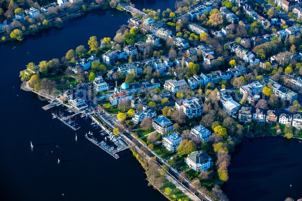 Hamburg from the bird's eye view: Residential houses and jetties Beautiful view of the banks of the Outer Alster in the district of Uhlenhorst in Hamburg, Germany