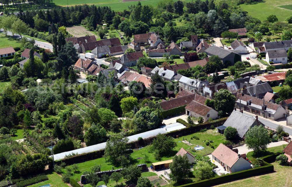 Pontlevoy from the bird's eye view: Wohnhäuser / Einfamilienhäuser in der Gemeinde Cormeray im Loiretal in der Gemeinde Loir-et-Cher. Dwelling houses / one family houses in the community Cormeray in the Departement Loir-et-Cher.