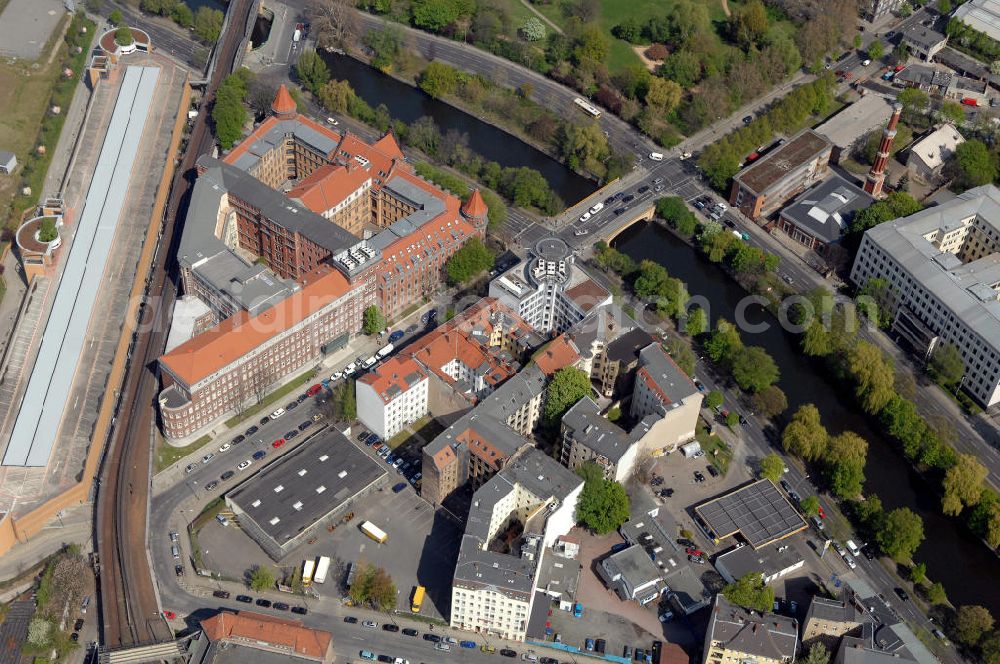 Berlin from above - Wohnhäuser an der Schöneberger Straße Ecke Luckenwalder Straße am ehemaligen Dienstgebäude der Königlichen Eisenbahndirektion in Berlin-Kreuzberg. Blocks of flats at the Schoeneberger Strasse at the former public office building of the royal railway administration in Berlin-Kreuzberg.