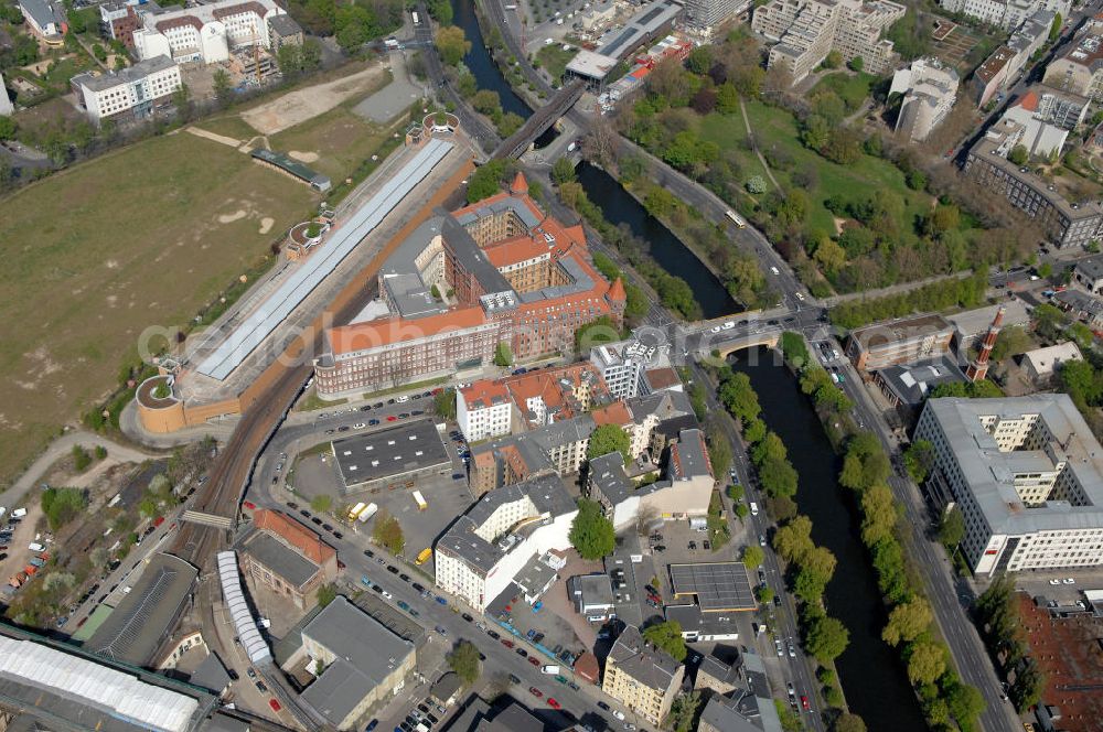 Berlin from the bird's eye view: Wohnhäuser an der Schöneberger Straße Ecke Luckenwalder Straße am ehemaligen Dienstgebäude der Königlichen Eisenbahndirektion in Berlin-Kreuzberg. Blocks of flats at the Schoeneberger Strasse at the former public office building of the royal railway administration in Berlin-Kreuzberg.